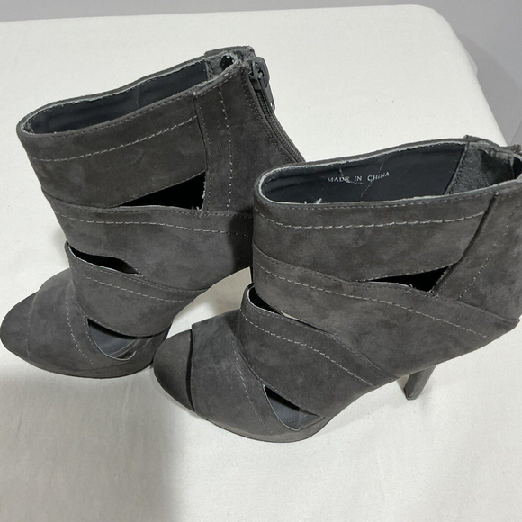 Woman’s Forever 21 Gray Faux Suede Size 7 Platform Strappy Open Toe Ankle Boots - Picture 3 of 8